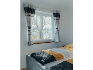 Top 2 Bett und Fenster mit Ausblick
