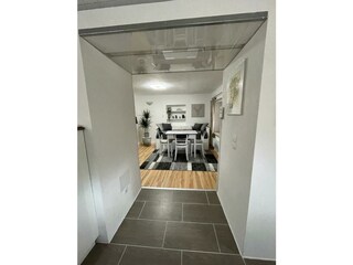 Blick in das Wohnzimmer mit Esstisch