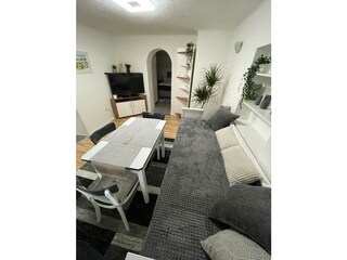 Wohnzimmer mit TV und SItzgruppe