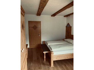 Doppelzimmer mit Kasten und Doppelbett