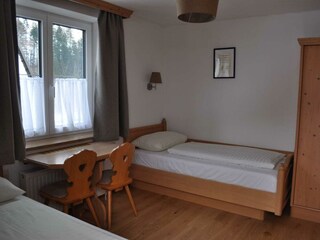 Einzelbett und Schreibtisch