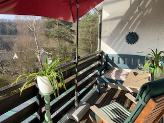 Der Balkon lädt zum Entspannen ein