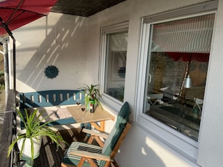Der Balkon lädt zum Entspannen ein