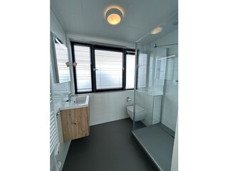 2nd bathroom (1st floor)