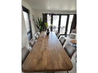 Large dinnertable