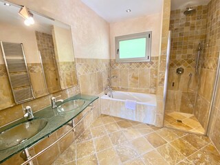 BADEWANTE + DUSCHE