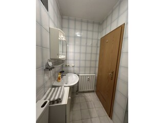 Dusche m. Spiegelschrank