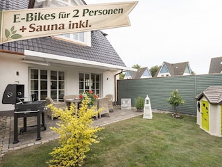 Außenansicht mit Garten