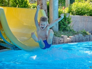 Erlebnisbad mit Rutsche