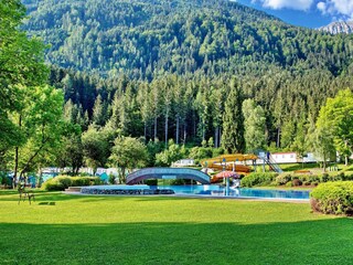 Erlebnisschwimmbad mit Blick auf Mobhilhomes