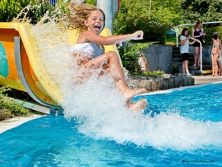 Erlebnisbad mit Rutsche