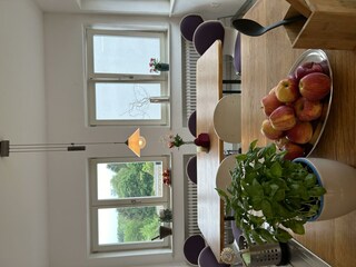 Esstisch in der Küche mit Kücheninsel