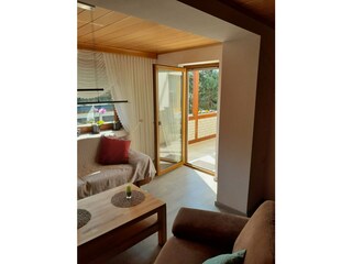 Wohnzimmer mit Zugang zum Balkon