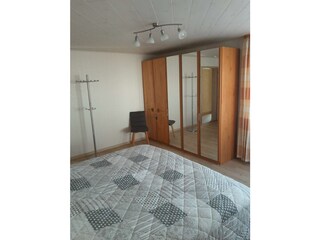 Doppelbett  mit großem Kleiderschrank