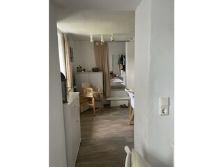 Aus der Küche durch die Essecke ins Schlafzimmer
