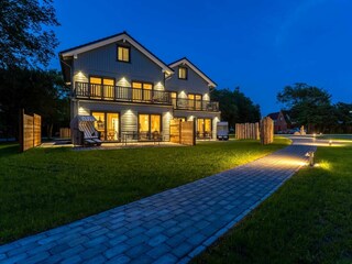 Lodge54 bei Nacht mit Außenbeleuchtung