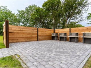 Grillanlage mit vier Stationen und Windschutz