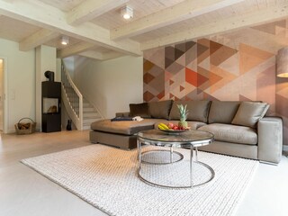 großzügiger Wohn-Essbereich mit Kaminofen