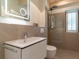 Bad mit ebenerdiger Regendusche (EG)