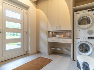 Flur mit Garderobe, Waschmaschine und Trockner