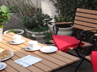 Gemütliches Kaffeepäuschen auf der Terrasse
