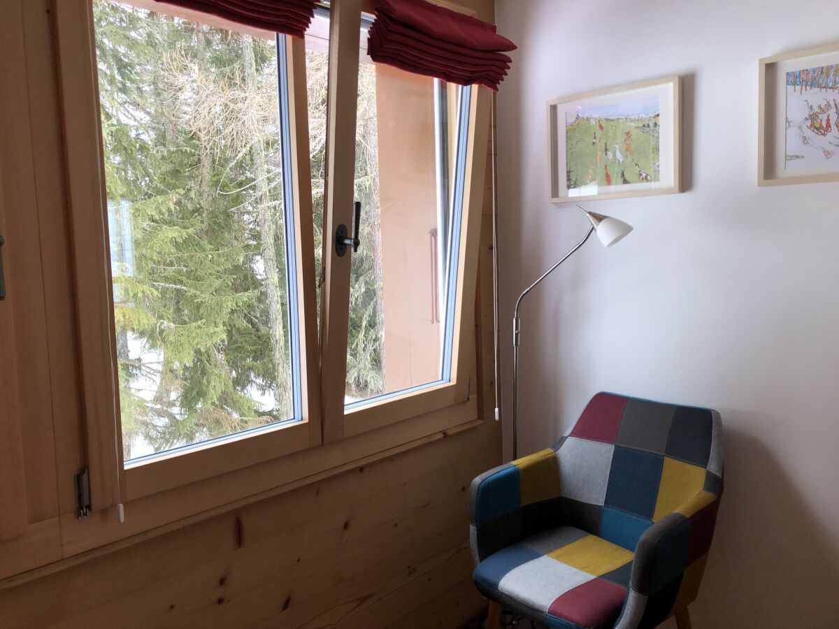 Blick vom Kinderzimmer hinaus in den Wald