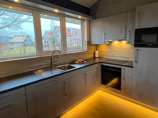 Küche mit Spülmaschine, Backofen, Mikrowelle, Senseo...