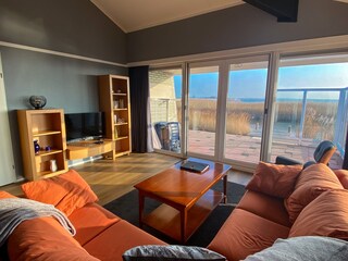 Wohnzimmer mit Panoramafenstern - Blick aufs Meer