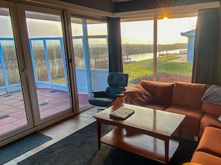 Wohnzimmer mit Blick auf Ijsselmeer und Gracht