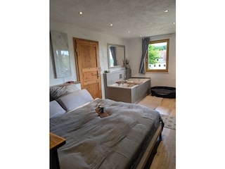 Schlafzimmer mit Badewanne