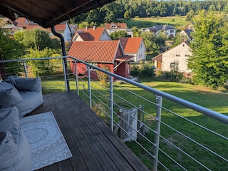 Überdachter Freisitz auf dem Balkon