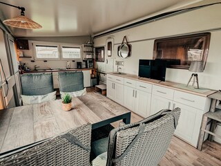 Das Vorzelt mit Küche und Sitzbereich