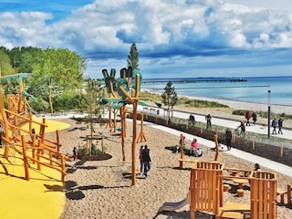 toller Abenteuerspielplatz am Strand