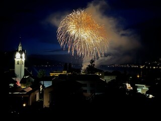 auf dem Balkon ein Feuerwerk geniessen