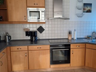 vollausgestattete Küche mit Induktionskochfeld