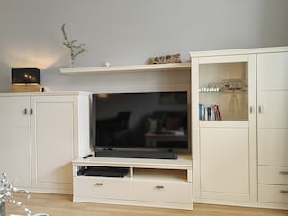 Wohnzimmer mit 50" Smart-TV und Soundbar