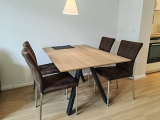großer Esstisch mit Platz für 4 Personen