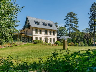 Blick aus dem Park auf die Villa mit 4 Suiten