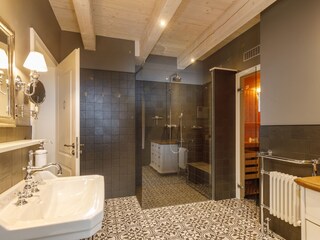 Duschbad mit integrierter Sauna im EG