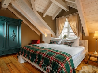 großzügiges Schlafzimmer im DG