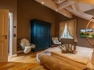 Schlafzimmer mit King-Bett