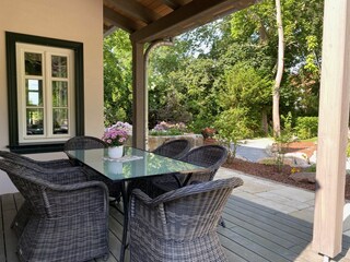 Terrasse mit Gartenmöbel