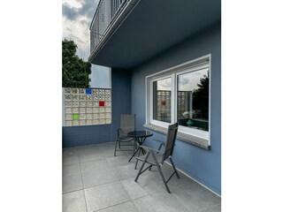 Terrasse ist teilweise überdacht.