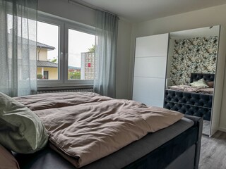 Schlafzimmer mit Bett und Kleiderschrank