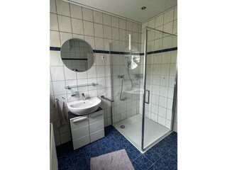 Dusche und Waschbecken