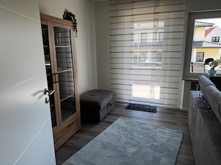 Vom Wohnzimmer geht es auf die Terrasse.