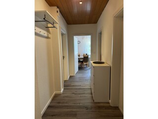 Flur mit Garderobe - Blick zur Küche.