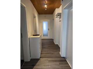 Flur mit Blick auf die Eingangstür.