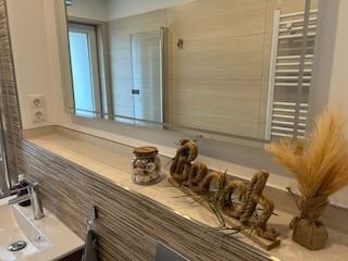 Bad mit großen Spiegel