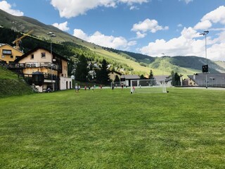 Fussballplatz unterhalb des Hauses